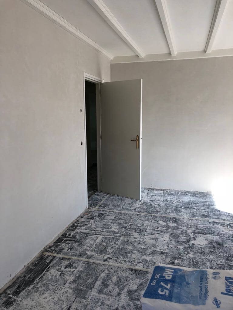 Gestuukte wand met een deur, vloer in voorbereiding