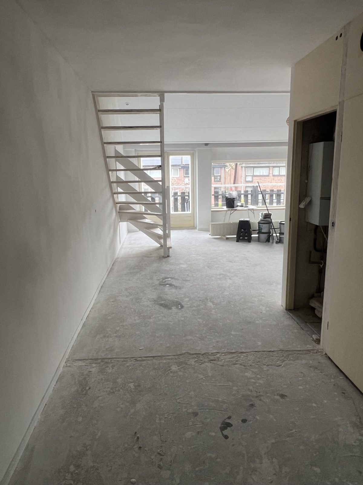 Open trap met vers gestuukte wanden
