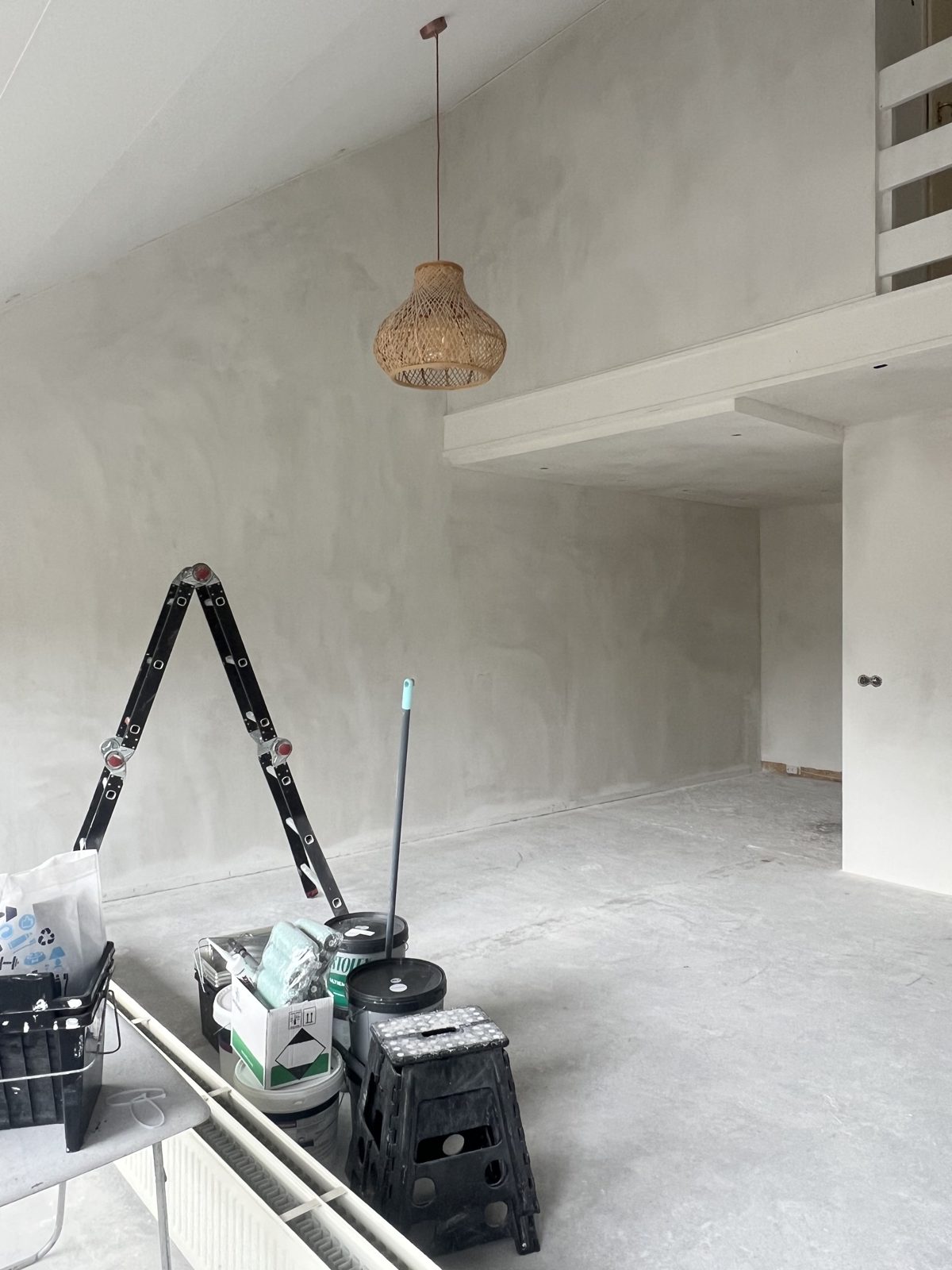 Vers gestuukte zolderkamer met hanglamp en trapladder